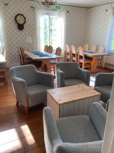 Bjursås的住宿－Proselinsgården，一间带桌椅的客厅和一间餐厅