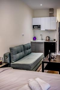 a living room with a couch and a kitchen at Diamond Suites 32 in Thessaloniki
