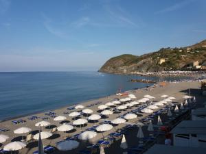 a group of umbrellas and chairs on a beach at La Calla Rossa in Levanto