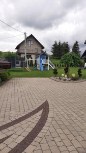 dom z dużym podjazdem z cegły przed domem w obiekcie uKozaków w mieście Zubrzyca Dolna
