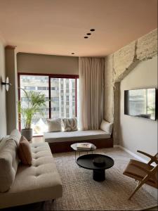 sala de estar con sofá y mesa en 402 - GoodHouse Hillel St en Jerusalén