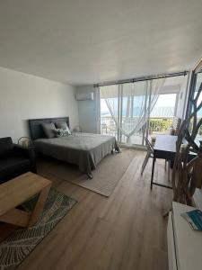 1 dormitorio con cama y ventana grande en Appartement Luxe Ocean View 9403, en Cul de Sac