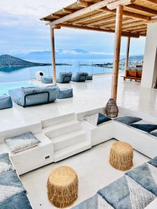 widok na ocean z dachu domu w obiekcie New Serenity Art Villa Elounda w Elundzie