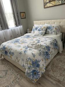1 dormitorio con 1 cama con edredón azul y blanco en Quite room in a family home, en Lehigh Acres