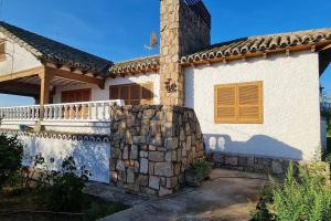 EscalonaにあるCasa Rural Emiliaの煙突と石垣のある家