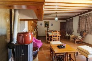 EscalonaにあるCasa Rural Emiliaのリビングルーム(コンロ、テーブル付)