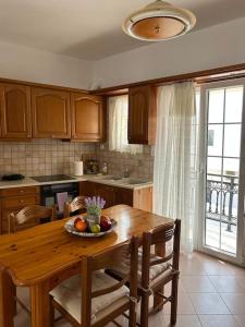 Kuchyň nebo kuchyňský kout v ubytování fotini's apartment