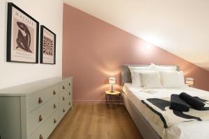 a bedroom with a bed and a dresser at Appartement calme et spacieux in Toulouse