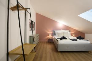 a bedroom with a bed in a attic at Appartement calme et spacieux in Toulouse