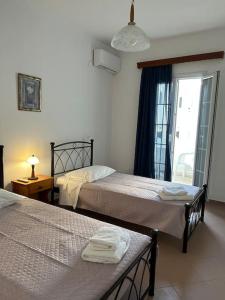 Postel nebo postele na pokoji v ubytování fotini's apartment