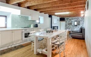 Кухня або міні-кухня у Nice Home In Essertines-en-chtelne With House A Panoramic View