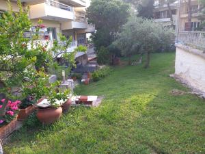 a garden with flowers and plants in a building at Στουντιο στο Πανοραμα in Thessaloniki