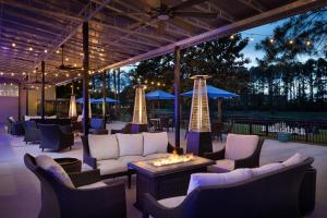 een patio met banken en stoelen en een vuurplaats bij Sheraton Jacksonville Hotel in Jacksonville