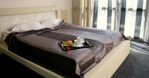 Voodi või voodid majutusasutuse Cosmopolitan Hotel & Wellness toas