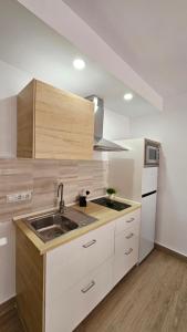 a kitchen with a sink and a counter top at Apartamento Adriano in Santiponce