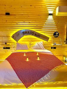 a bedroom with a bed with a surfboard on it at SHATOBUNGALOV in Çamlıhemşin