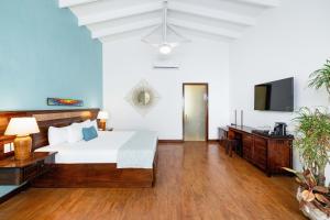 Voodi või voodid majutusasutuse Hotel Tamarindo Diria Beach Resort toas