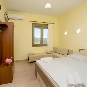 sypialnia z 2 łóżkami i oknem w obiekcie Villa Elista w mieście Astris