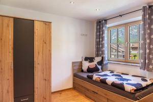 a bedroom with a bed and a window at Ferienwohnung Johanni in Farchant