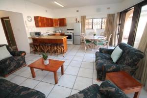 Kuchyň nebo kuchyňský kout v ubytování Uvongo Cabanas 3B