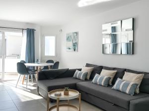 salon z kanapą i stołem w obiekcie Payen Corralejo by Best Holidays Fuerteventura w Corralejo