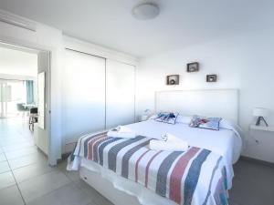 biała sypialnia z łóżkiem i ręcznikami w obiekcie Payen Corralejo by Best Holidays Fuerteventura w Corralejo +31 zdjęć