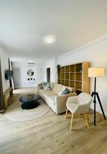 sala de estar con sofá y mesa en Dendro Apartment, en Cluj-Napoca