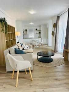 sala de estar con sofá y mesa en Dendro Apartment, en Cluj-Napoca