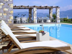 Bazén v ubytování Aeolis Apartments & Studios nebo v jeho okolí
