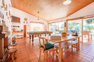 een woonkamer met een tafel en pooltafels bij Casa da Encosta in Nazaré