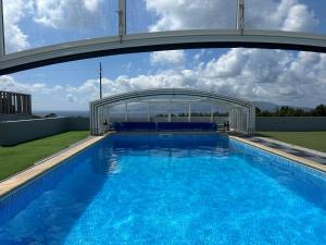una gran piscina con una gran puerta de cristal en Novavista - INN PICO, en Criação Velha