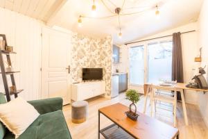 雷恩的住宿－LIK APPARTS - La Courrouze Rennes，客厅配有绿色沙发和桌子