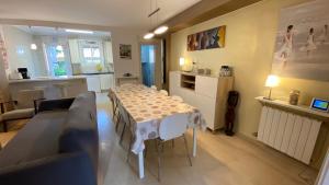 Kuchyň nebo kuchyňský kout v ubytování CASA ESLORA 26