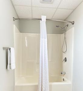 Kylpyhuone majoituspaikassa Abellona Inn & Suites