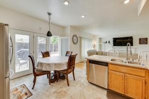 eine Küche und ein Esszimmer mit Tisch und Stühlen in der Unterkunft Lake Elsinore Vacation Rental about 4 Mi to the Lake! in Lake Elsinore