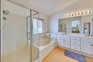 ein Badezimmer mit Dusche, Badewanne und Waschbecken in der Unterkunft Lake Elsinore Vacation Rental about 4 Mi to the Lake! in Lake Elsinore + 31 Fotos