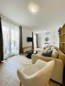 sala de estar con sofá y 2 sillas en Dendro Apartment en Cluj-Napoca