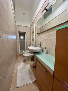 bagno con lavandino e servizi igienici di Alsimica Apartment a Taranto