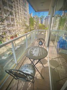 balcón con mesa y sillas en Beautiful Studio in Las Canitas - Palermo LC1 by Apartments Bariloche en Buenos Aires