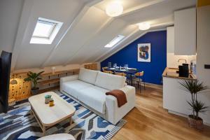 萨格勒布FLOK Tkalciceva的客厅里有一张白色的沙发和一张桌子