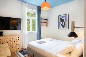 1 dormitorio con cama blanca y ventana en FLOK Tkalciceva en Zagreb