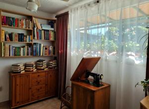 Knihovna v apartmánu