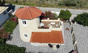 uma vista aérea de uma casa com um telhado laranja em Casa Bella a Skala 3 em Skála Kefalonias