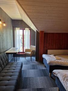 Habitación con 2 camas, mesa y sillas en Green bear en Līgatne