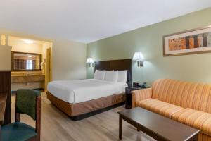 Postel nebo postele na pokoji v ubytování University Inn and Suites Eugene