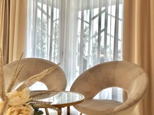 Khu vực ghế ngồi tại Sirena Suite Deluxe