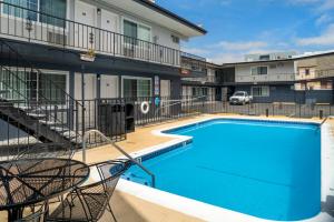 Bazén v ubytování University Inn and Suites Eugene nebo v jeho okolí