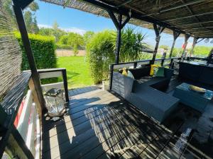 - une terrasse couverte avec un canapé et une table dans l'établissement Monte do Bidé Private Farm Peace and Nature, à Setúbal