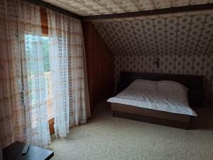 Habitación pequeña con cama y ventana en Banjol 531, en Banjol