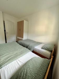 Säng eller sängar i ett rum på Apartment Nest Stolac